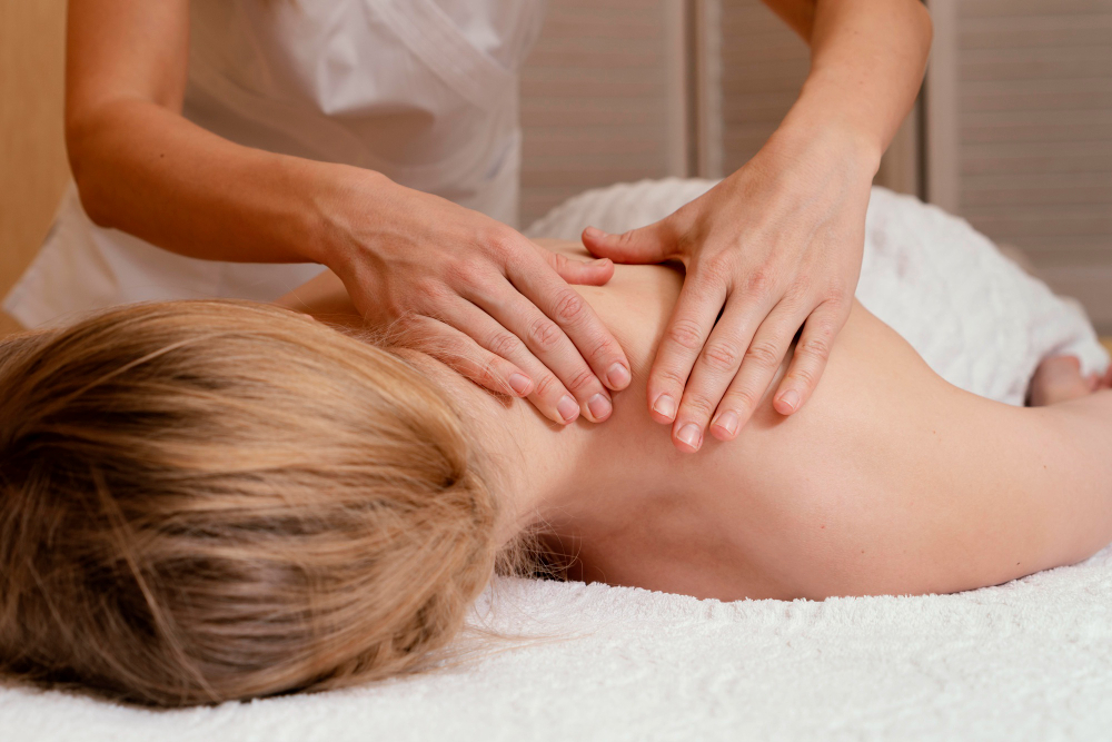 772492 - EXEM Formación | SoloSalud.net Therapist massaging a person’s upper back while they lie face down on a spa table.
