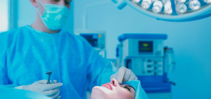 # Prendas de compresión facial: para qué sirven y cuál es su papel en la recuperación tras una cirugía estética