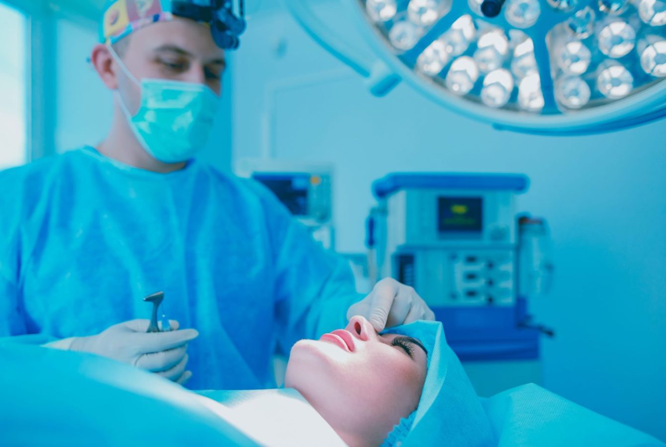 # Prendas de compresión facial: para qué sirven y cuál es su papel en la recuperación tras una cirugía estética